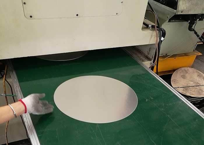 Κράμα 1050 σκευών για την κουζίνα κύκλοι δίσκων αλουμινίου βαθμού τροφίμων με τη λείανση της ομαλής άκρης